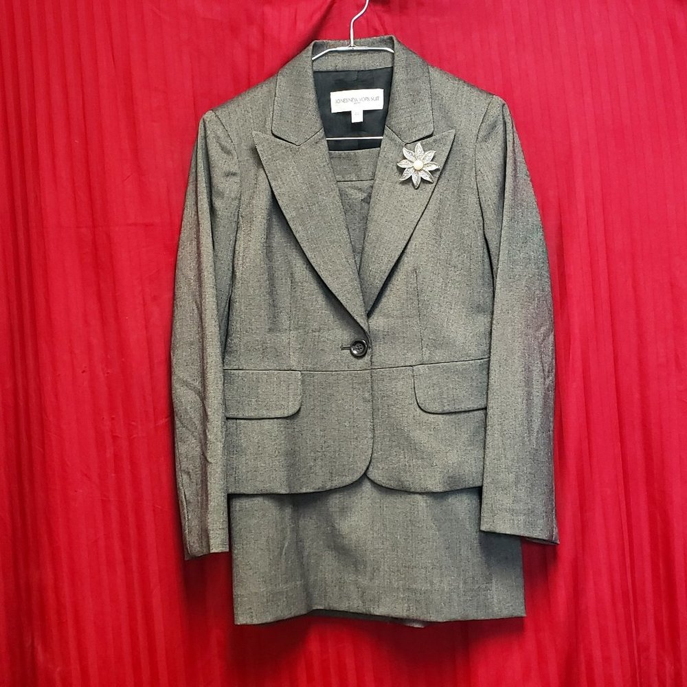 🍁Jones of New York Two Piece Suit, Jacket and Skirt.